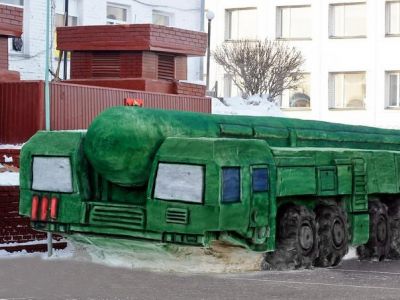 Макет комплекса "Тополь-М", сооруженный из снега заключенными (Омск). Источник - static.ngs.ru Макет комплекса "Тополь-М", сооруженный из снега заключенными (Омск). Источник - static.ngs.ru