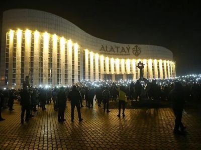 Протестующие включили фонарики на площади у театра традиционного искусства "Алатау" в Алматы. Фото: Павел Михеев / Reuters Протестующие включили фонарики на площади у театра традиционного искусства "Алатау" в Алматы. Фото: Павел Михеев / Reuters